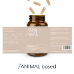 Animalbased Colostrum Kapseln 160 Stück – offene Glasflasche mit fliegenden Kapseln, Etikettenrückseite sichtbar