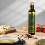 Bruno Zimmer Olivenöl 750ml – Flasche auf Tisch, Pfefferkörner, Käse, Baguette und Rispentomaten, mediterrane Tischszene