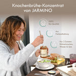 Jarmino Hühnerknochenbrühe Konzentrat 410g – Frau beim Kochen, Anwendung, Produkteigenschaften