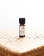 Teruma Fichtennadeloel 10ml - Flasche stehend auf Untergrund