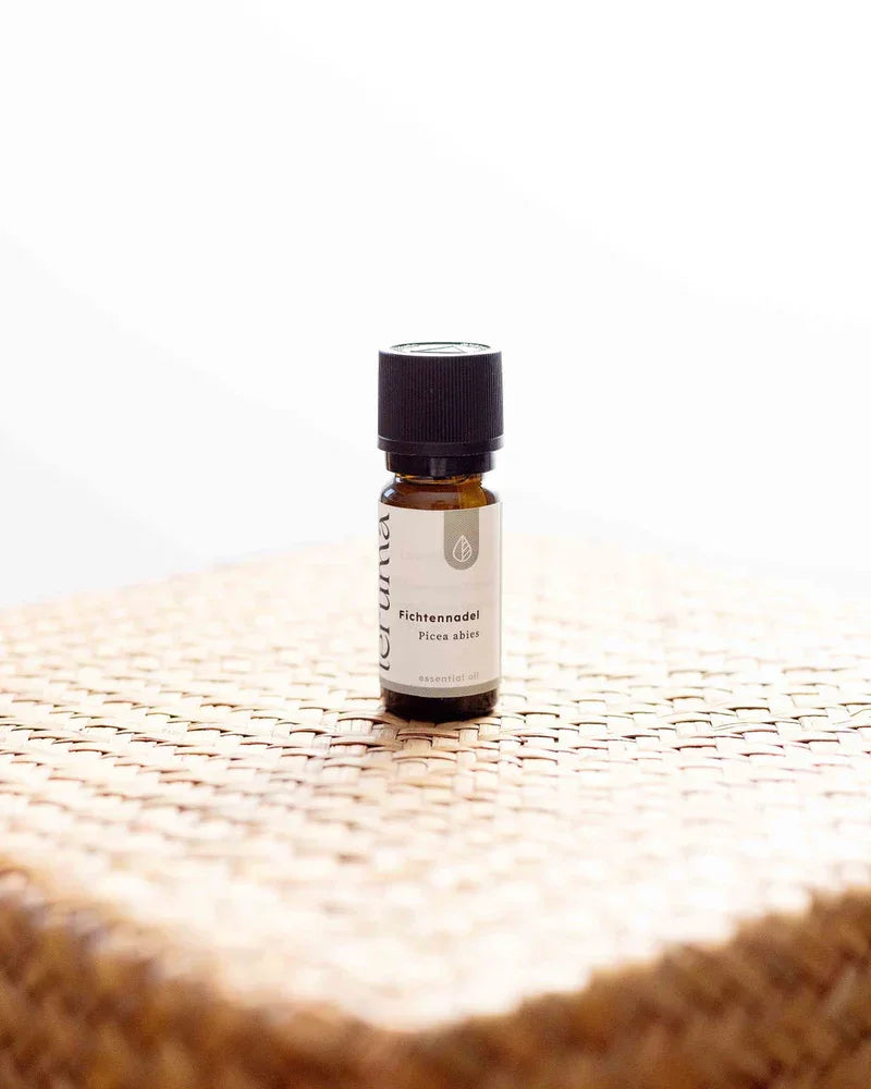 Teruma Fichtennadeloel 10ml - Flasche stehend auf Untergrund